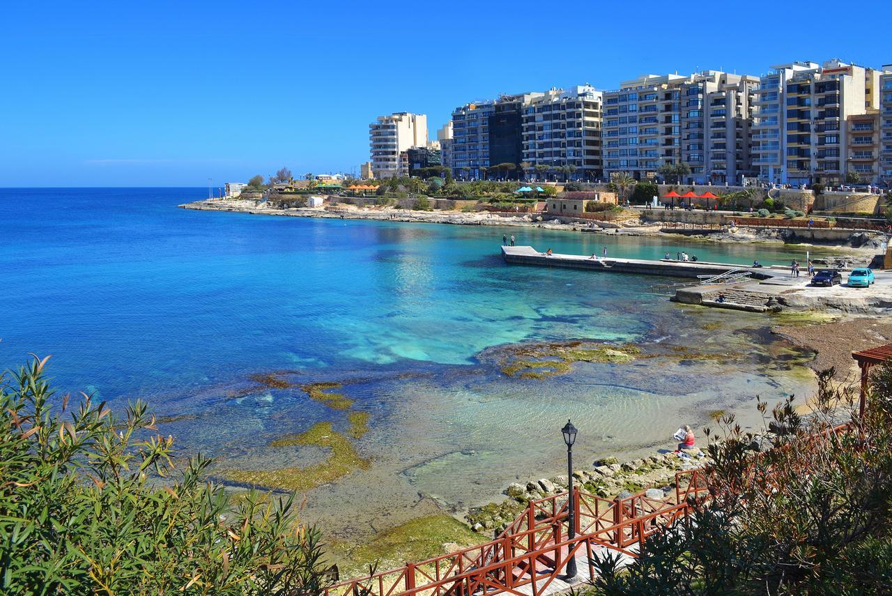 Marvellous Seafront Apartment Слима Экстерьер фото